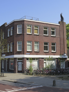 908638 Gezicht op het winkelhoekpand Merelstraat 21 te Utrecht, met rechts het Zwartewater.N.B. bouwjaar:19261930: J.J. ...